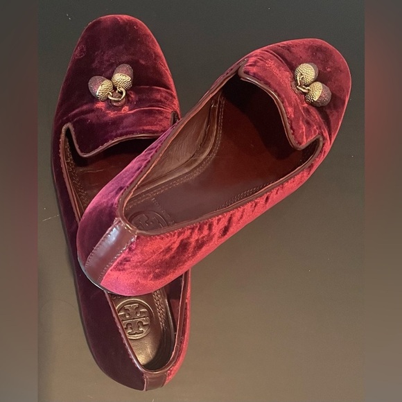 Tory Burch Burgundy Velvet Acorn Charm
"Smoking Slippers" Loafers sz. 6.5 - Picture 4 of 5